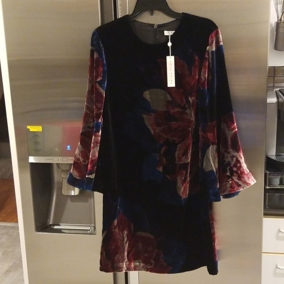 💕TRINA TURK💕 Floral Bell Sleeve Velvet Astral Dress 6 - Picture 7 of 8